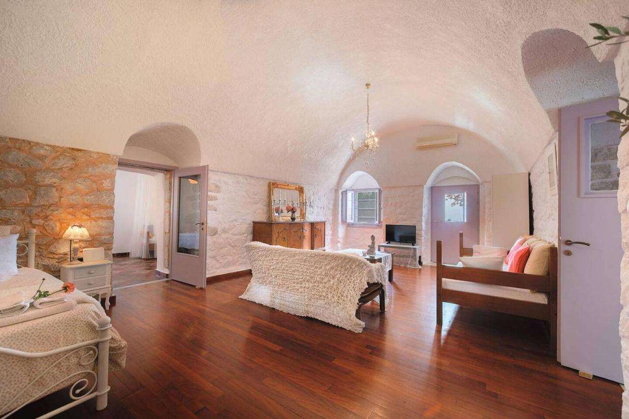 Iliana'S House - Spacious Cave House In The Center Of Areopolis Exterior foto